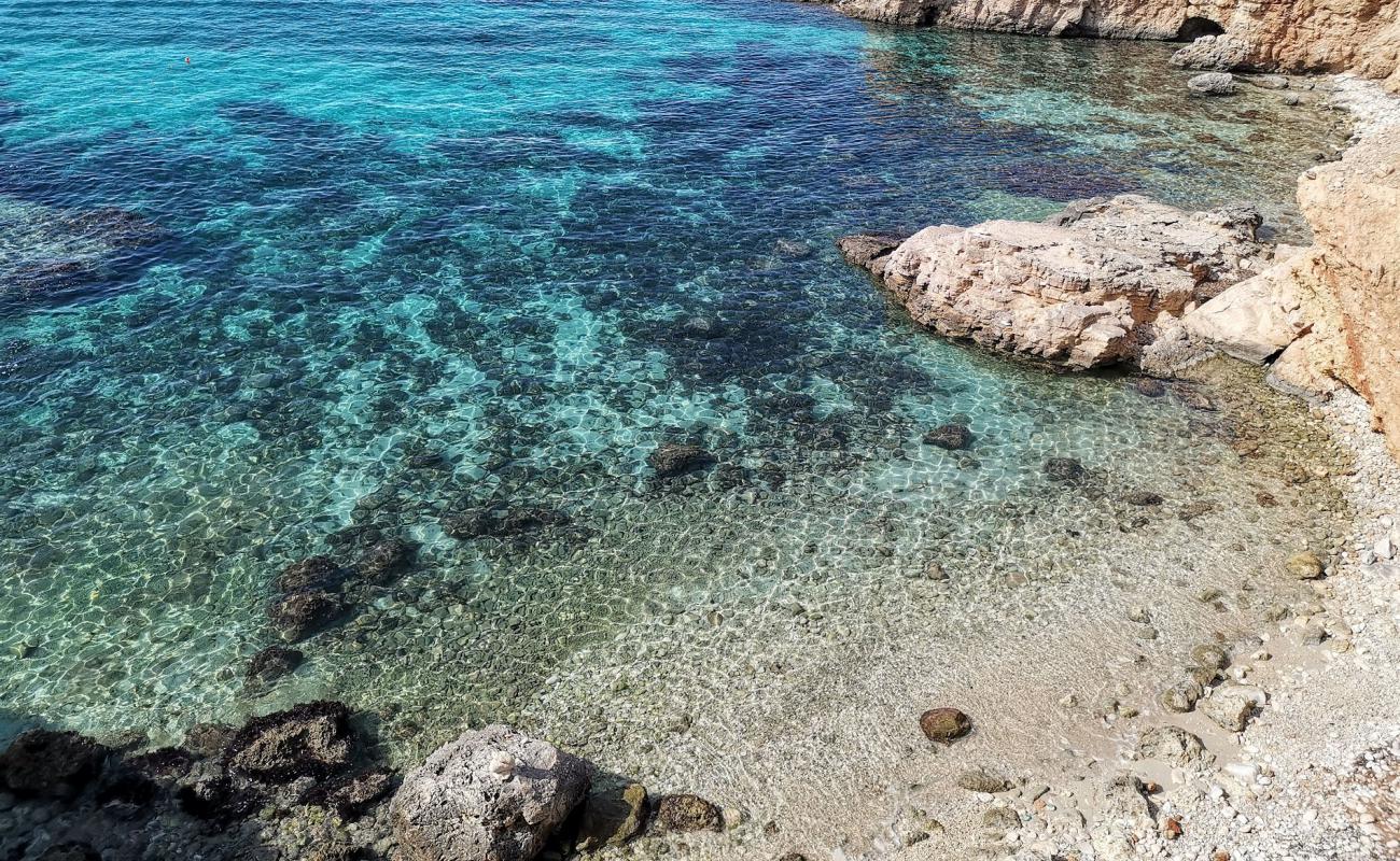 Foto de Blue Lagoon beach con arena brillante y rocas superficie