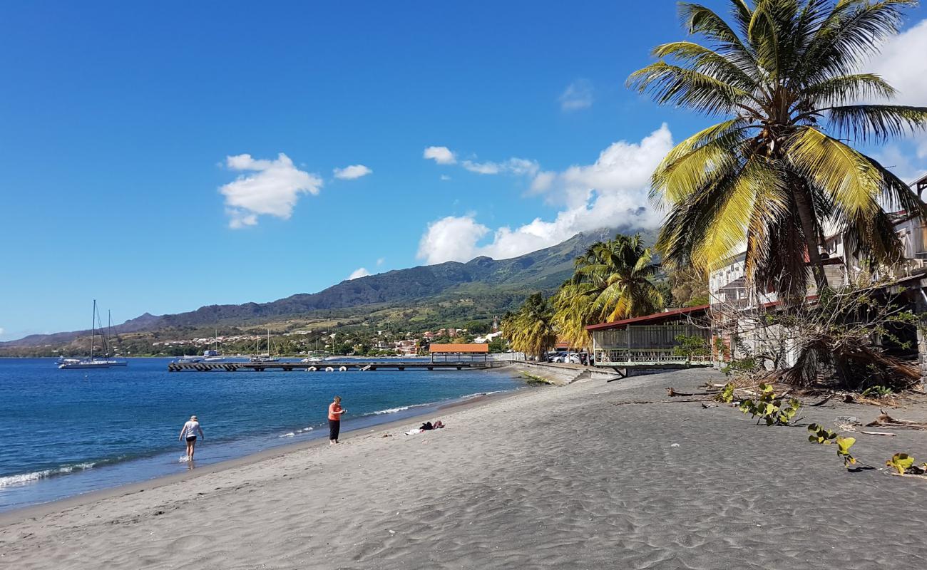 Foto de Bela beach con arena de concha brillante superficie