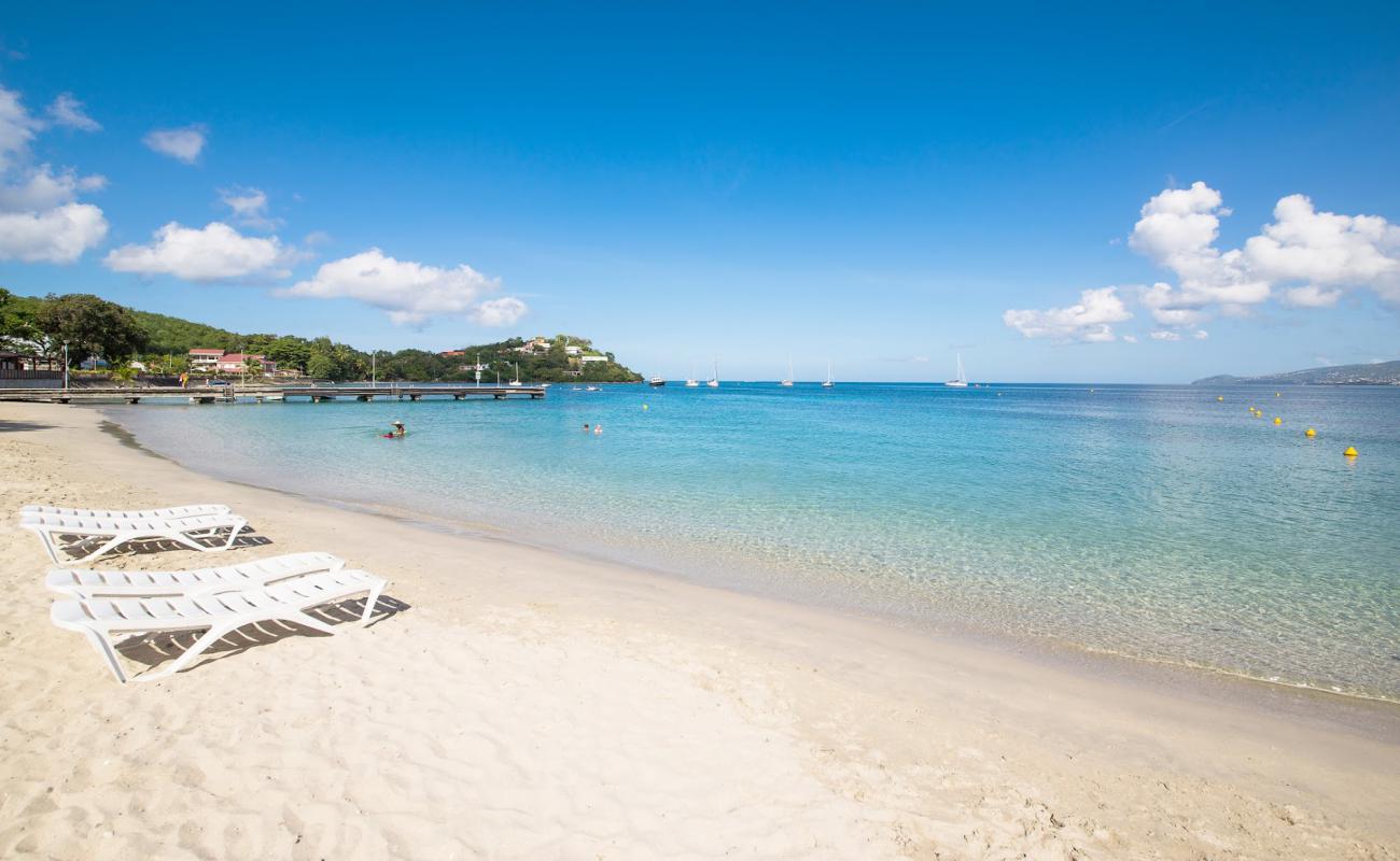 Foto de Plage de l'Anse Mitan con brillante arena fina superficie