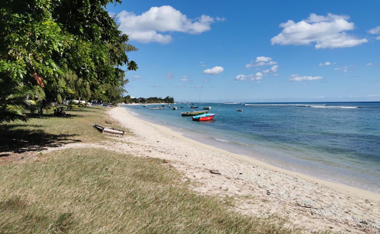 Foto de Pointe aux Piments Beach con arena brillante superficie