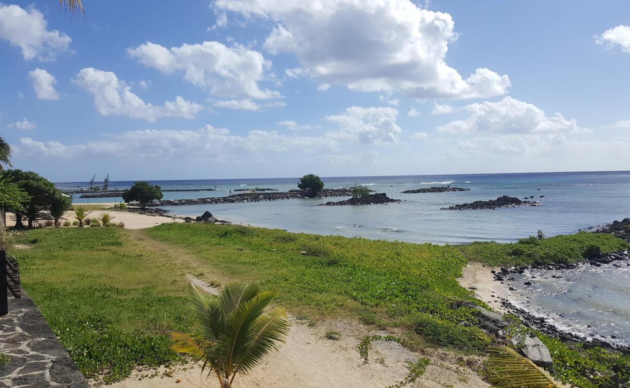 Foto de Pointe Aux Biches con arena brillante y rocas superficie