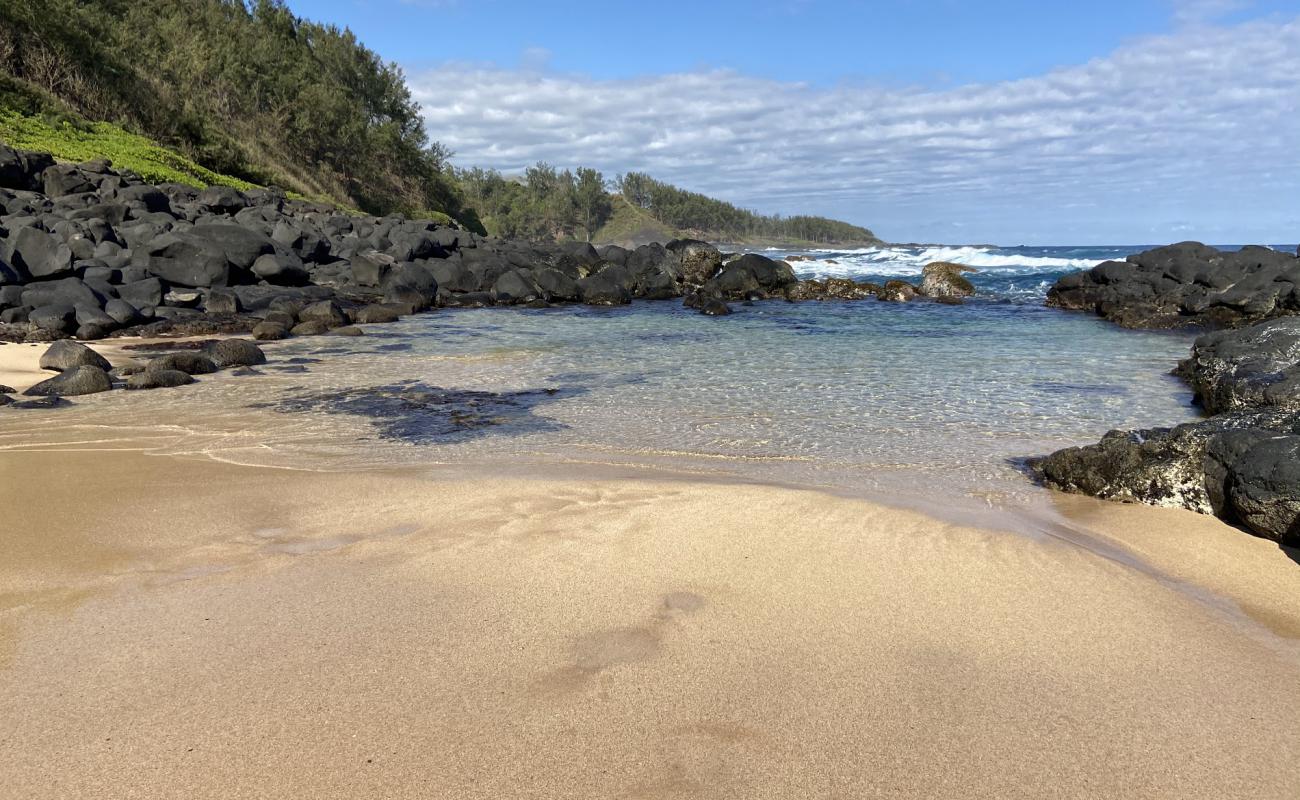 Foto de Benares Beach con arena brillante y rocas superficie