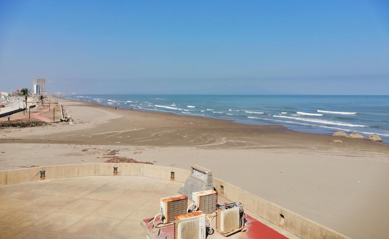 Foto de Playa Coatza con arena brillante superficie