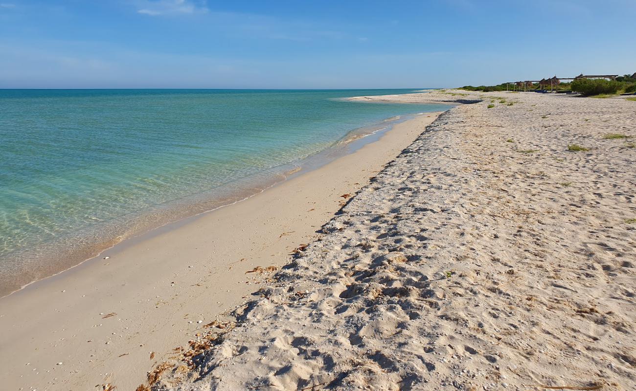 Foto de Playa Xixim con arena brillante superficie