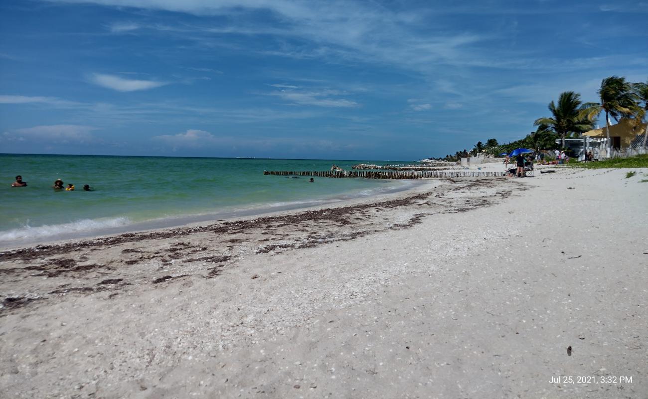 Foto de Playa Chuburna Puerto con arena brillante superficie