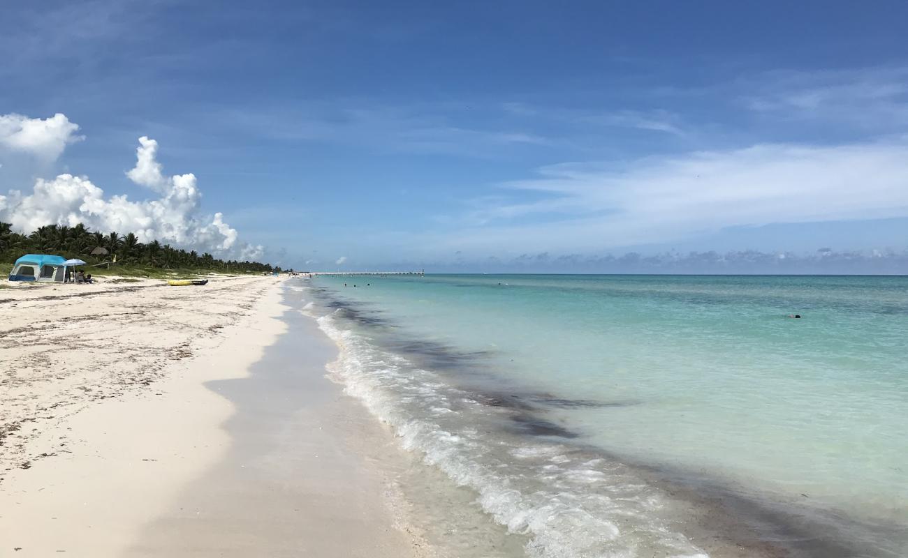 Foto de Playa El Cuyo con arena brillante superficie