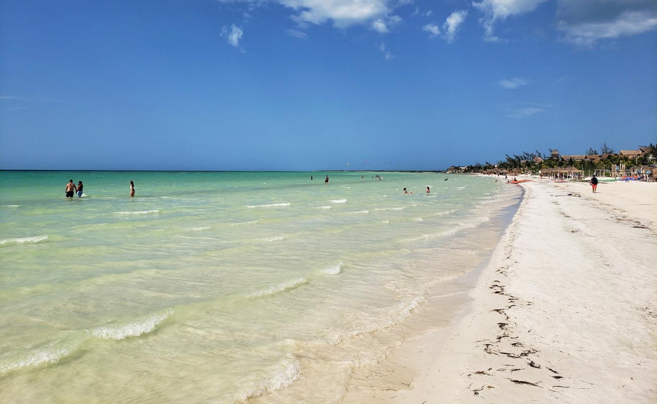 Foto de Playa Holbox con arena brillante superficie