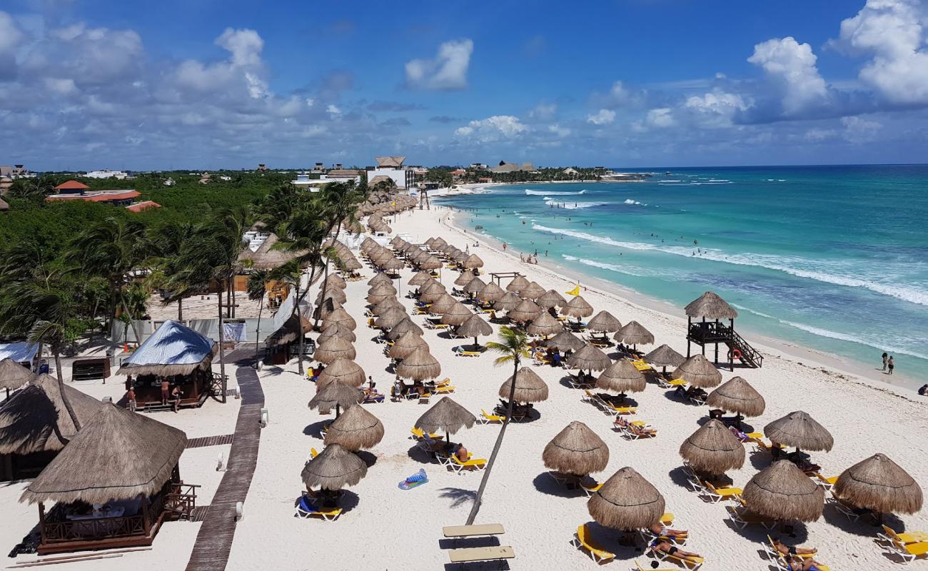 Foto de Playa Paraíso con brillante arena fina superficie