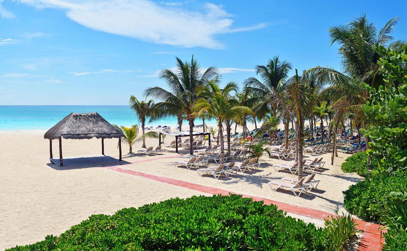 Foto de Playa Maroma con brillante arena fina superficie