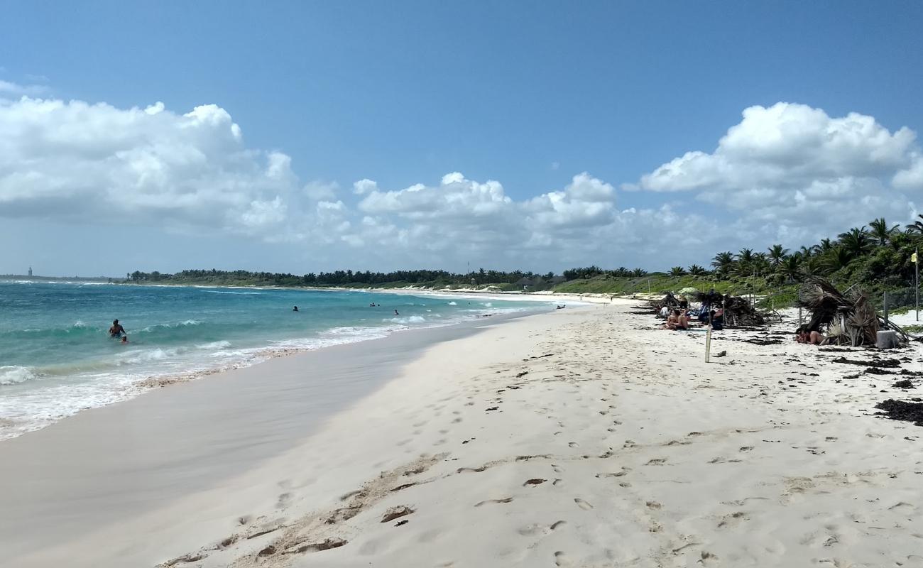 Foto de Playa Chemuyil con arena brillante superficie