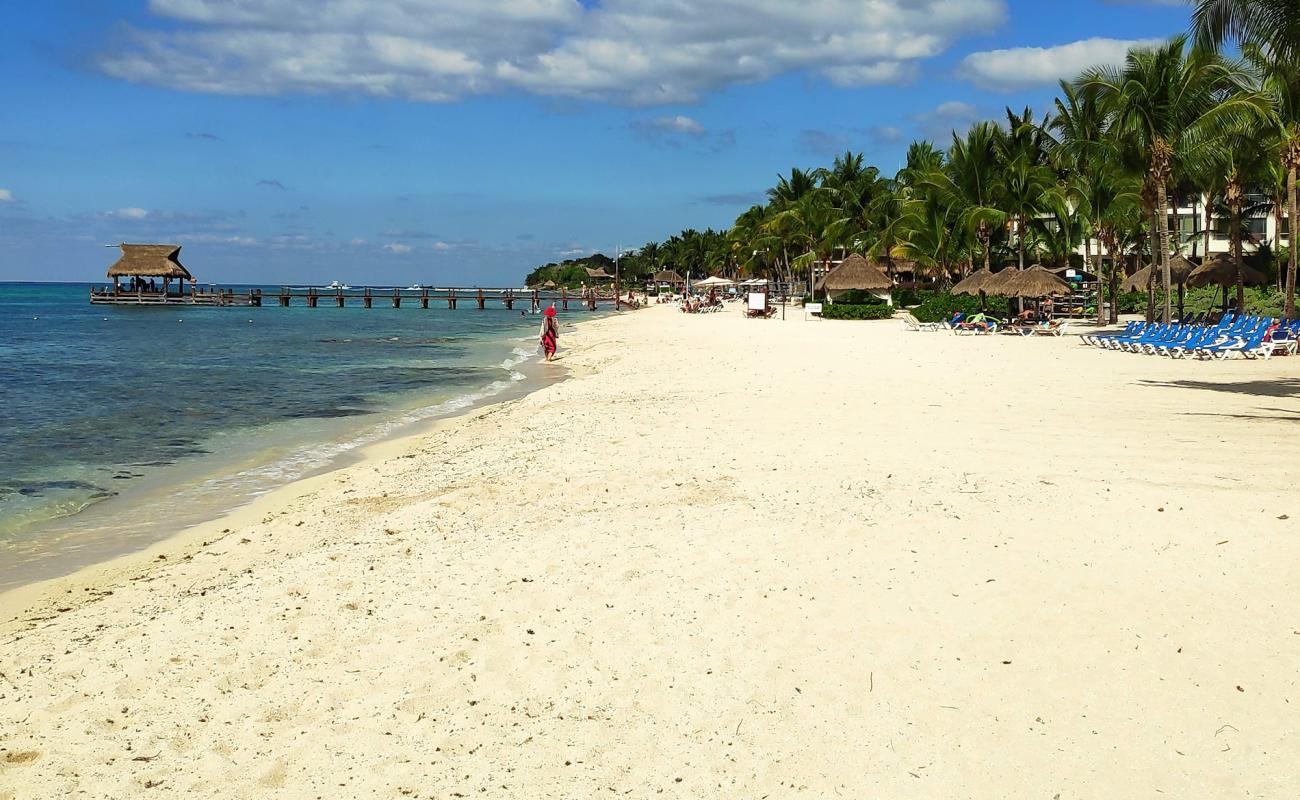 Foto de Playa Mía con brillante arena fina superficie