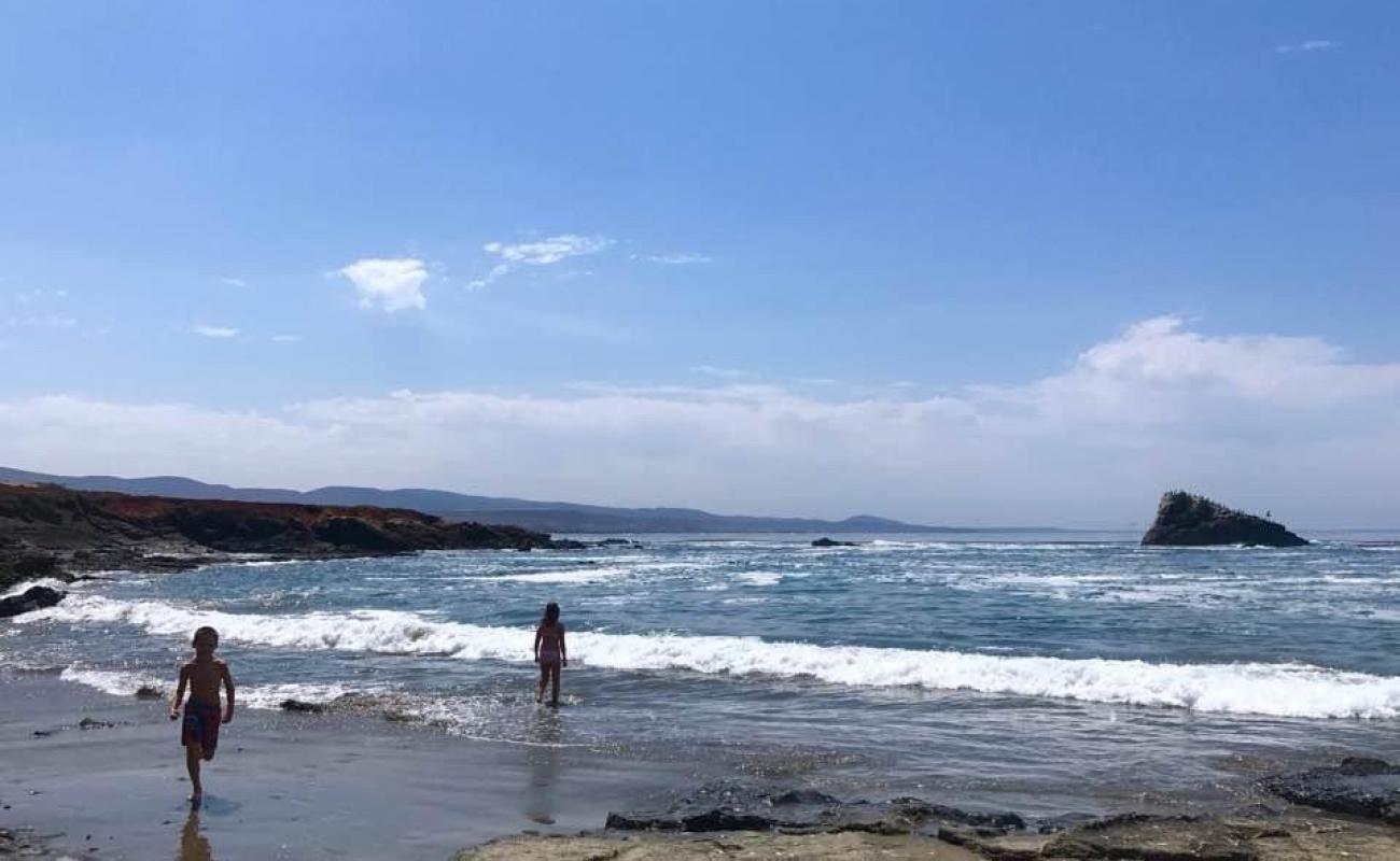 Foto de Playa Ejido Eréndira con arena/piedras marrón superficie