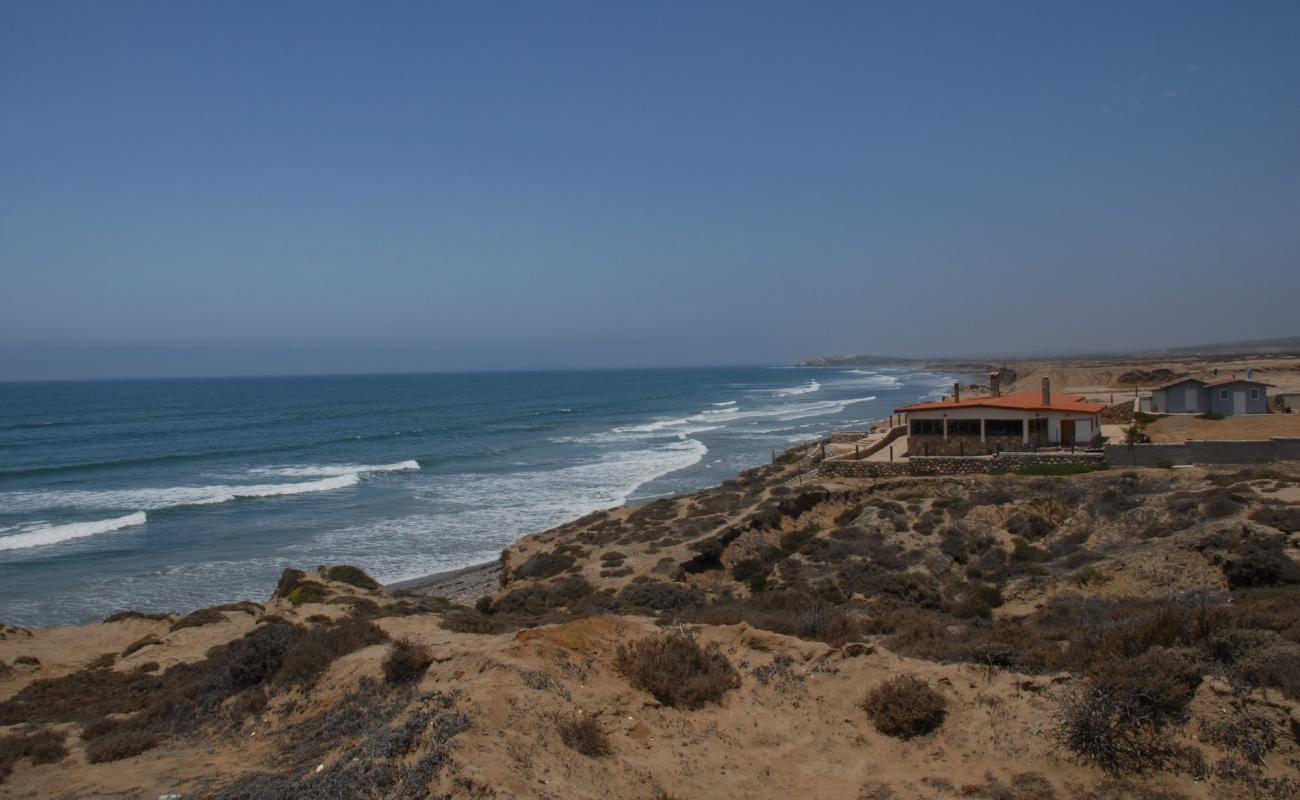 Foto de Playa Valle Tranquilo con arena/guijarros negro superficie