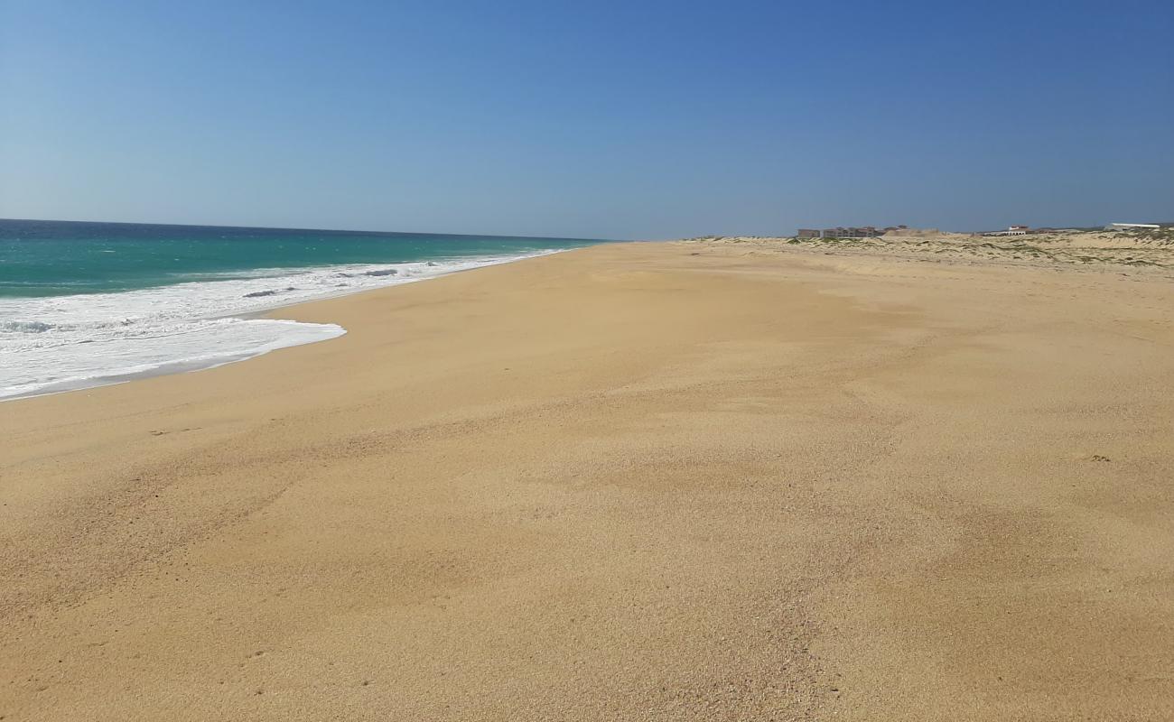 Foto de Playa El Suspiro con brillante arena fina superficie