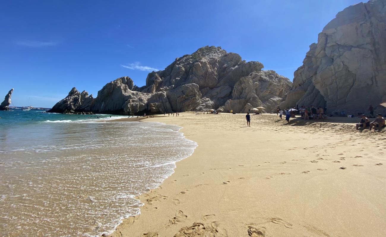 Foto de Playa de los Amantes con brillante arena fina superficie