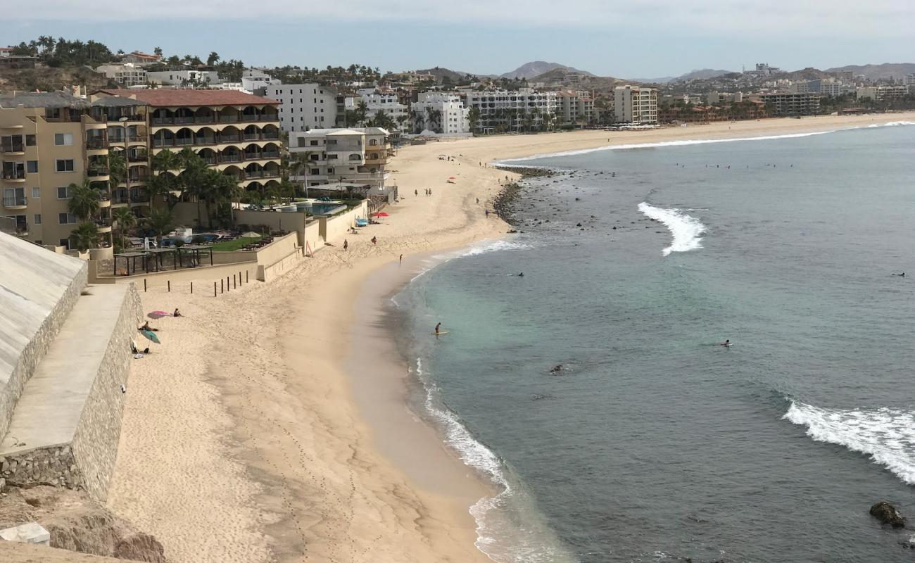 Foto de Playa Acapulquito con brillante arena fina superficie