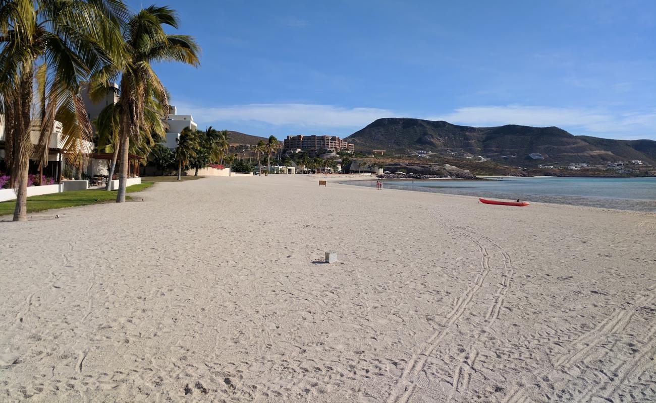 Foto de Playa Puerta Cortes con brillante arena fina superficie