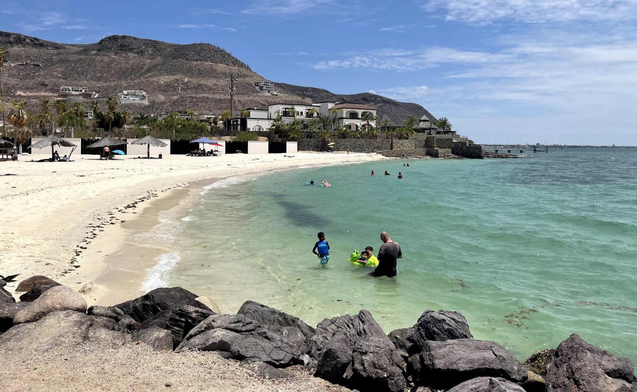 Foto de Playa El Caimancito con brillante arena fina superficie