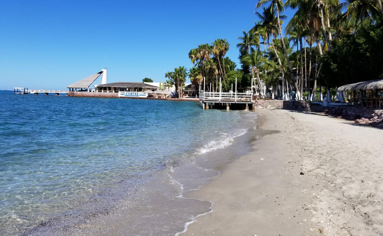 Foto de Playa La Concha con arena gris superficie