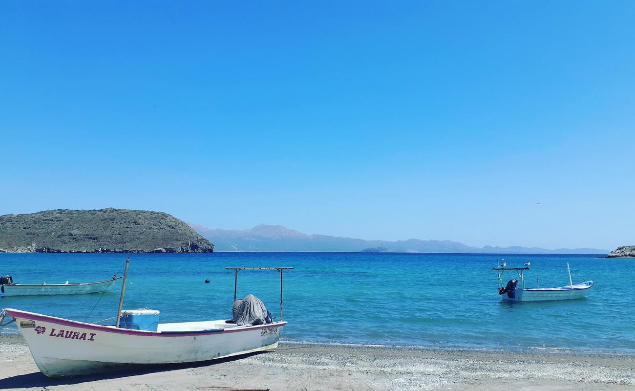 Foto de Playa San Evaristo con arena gris superficie