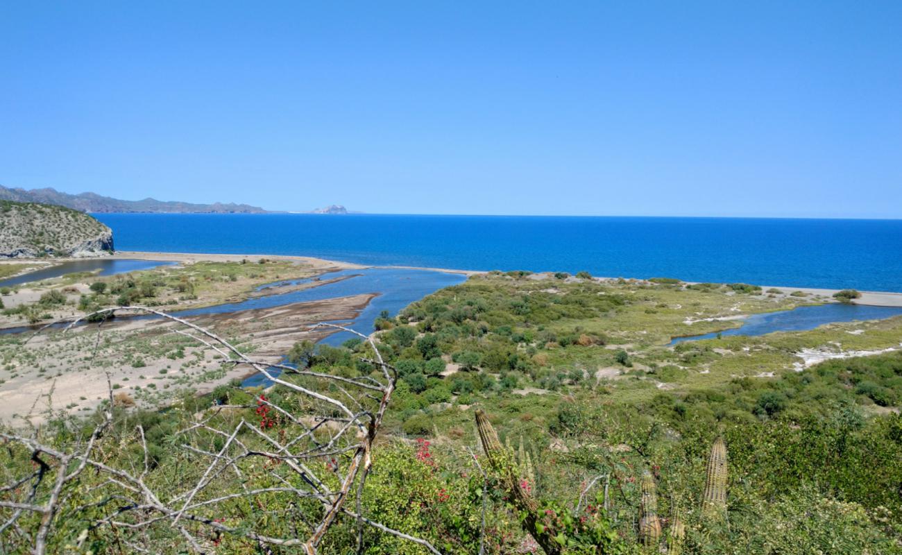 Foto de Playa San Juaniquito con arena fina y guijarros superficie