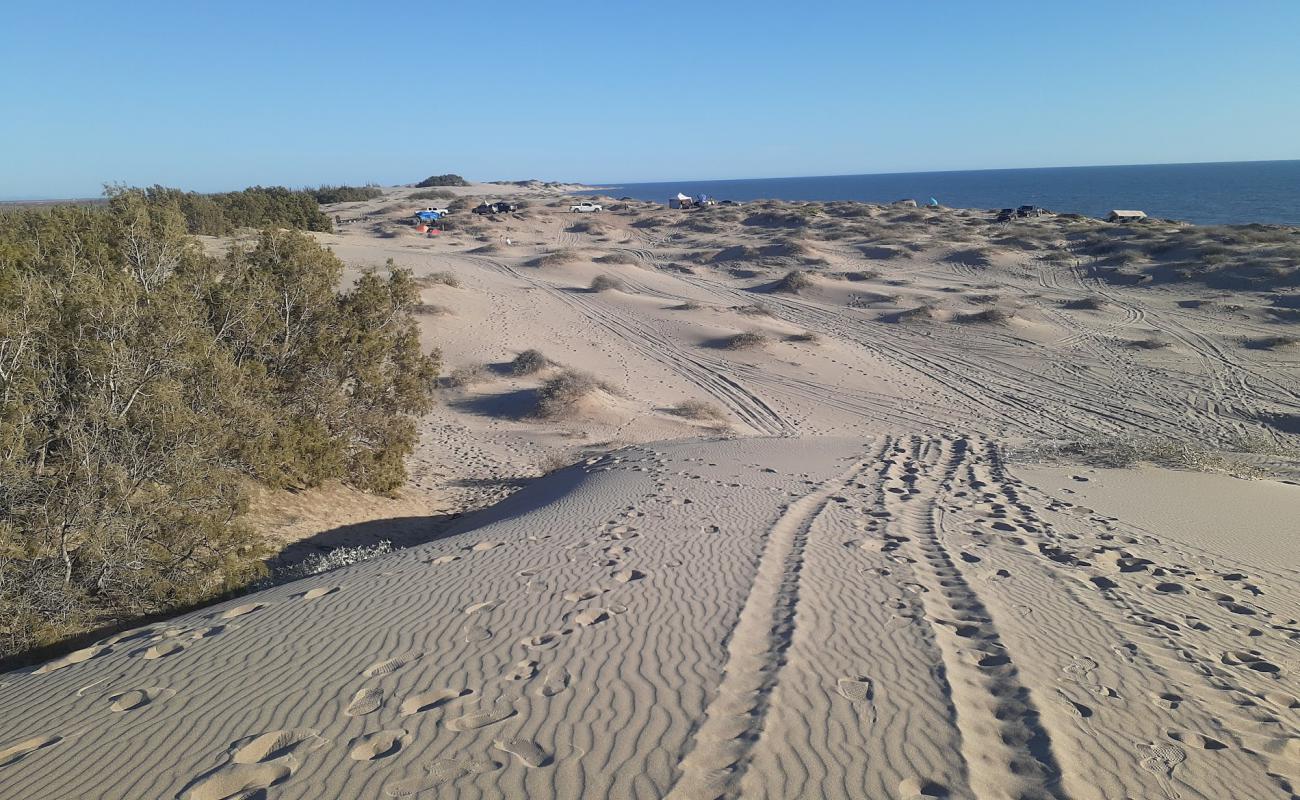 Foto de Sahuimaro beach con arena brillante superficie