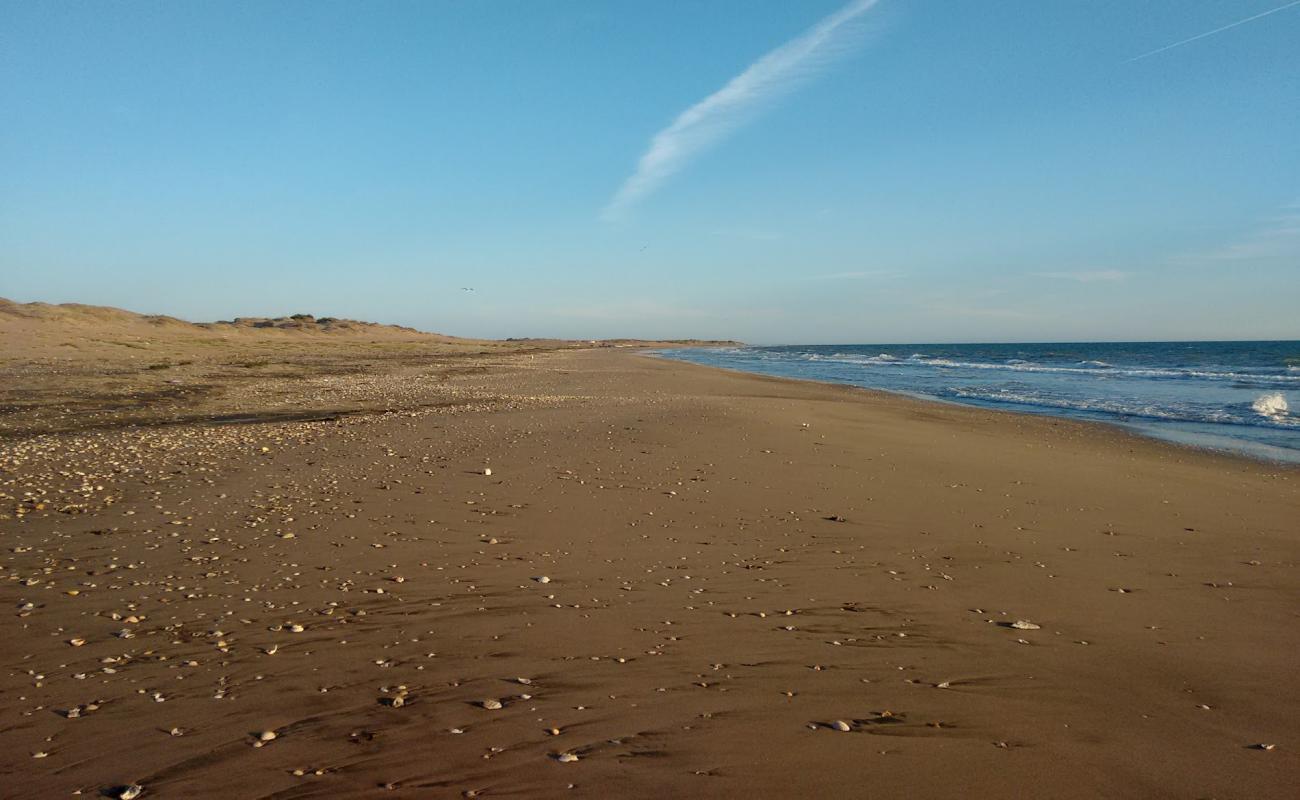 Foto de El Siaric beach con arena gris superficie