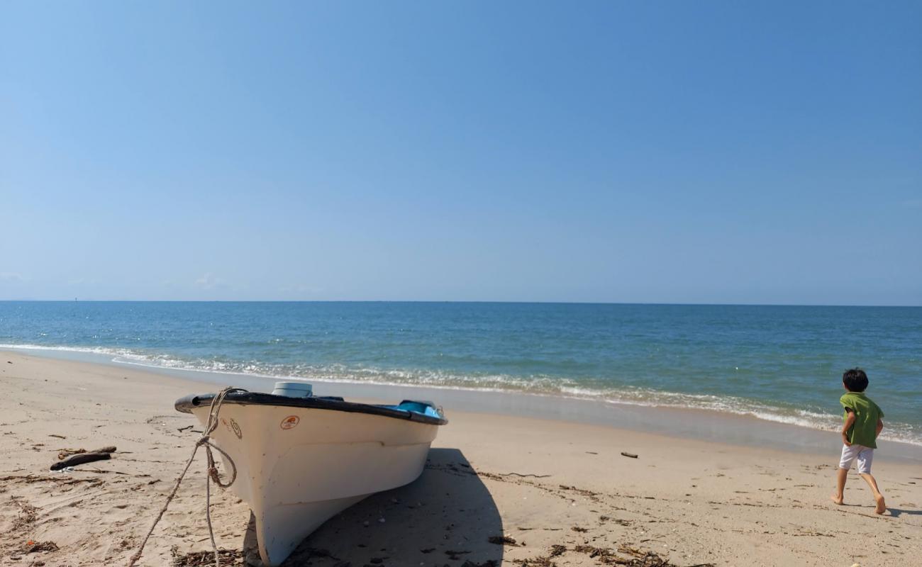 Foto de Camahuiroa beach con brillante arena fina superficie