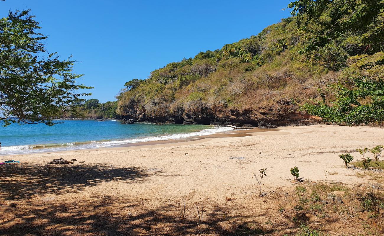 Foto de El Divisero beach con brillante arena fina superficie