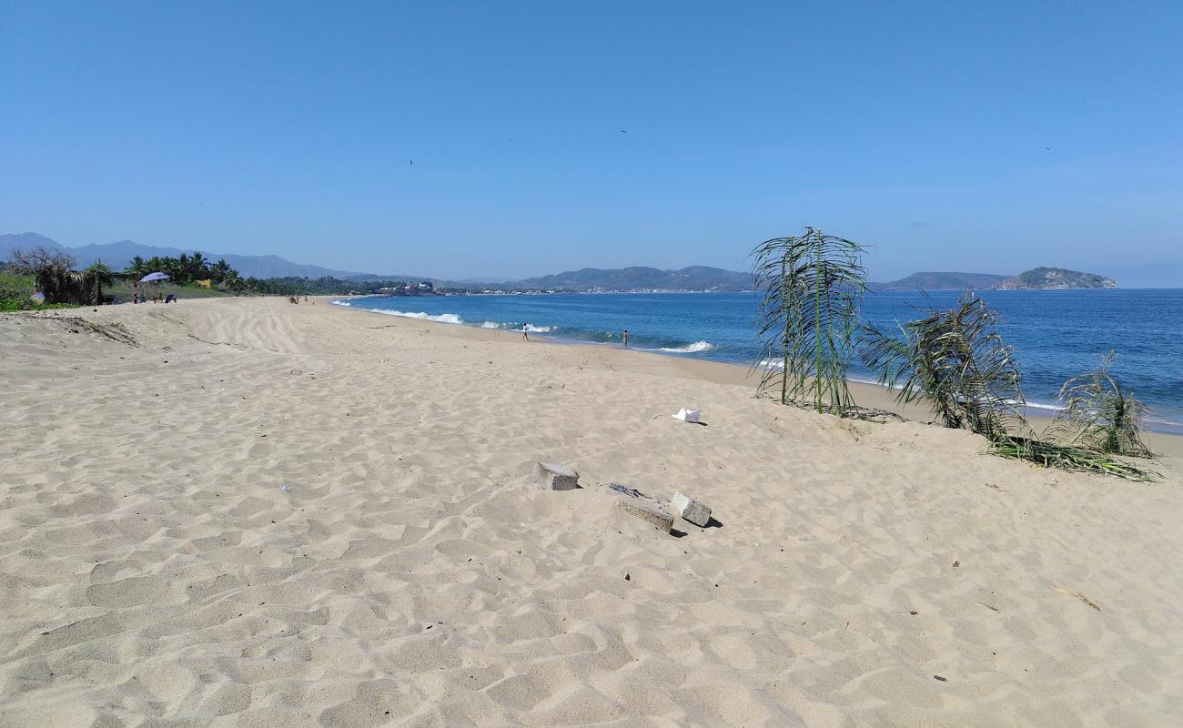 Foto de El Naranjo beach con brillante arena fina superficie