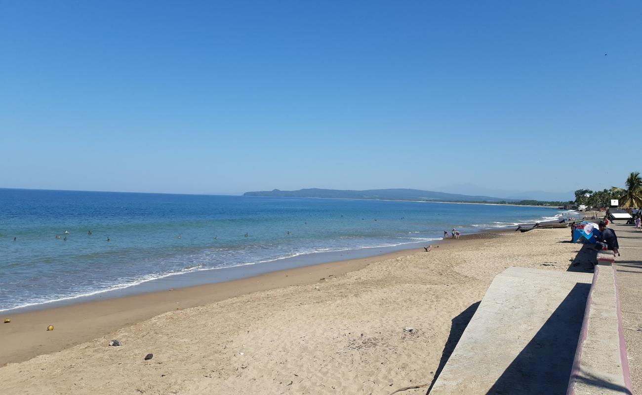 Foto de El Naranjo beach II con brillante arena fina superficie