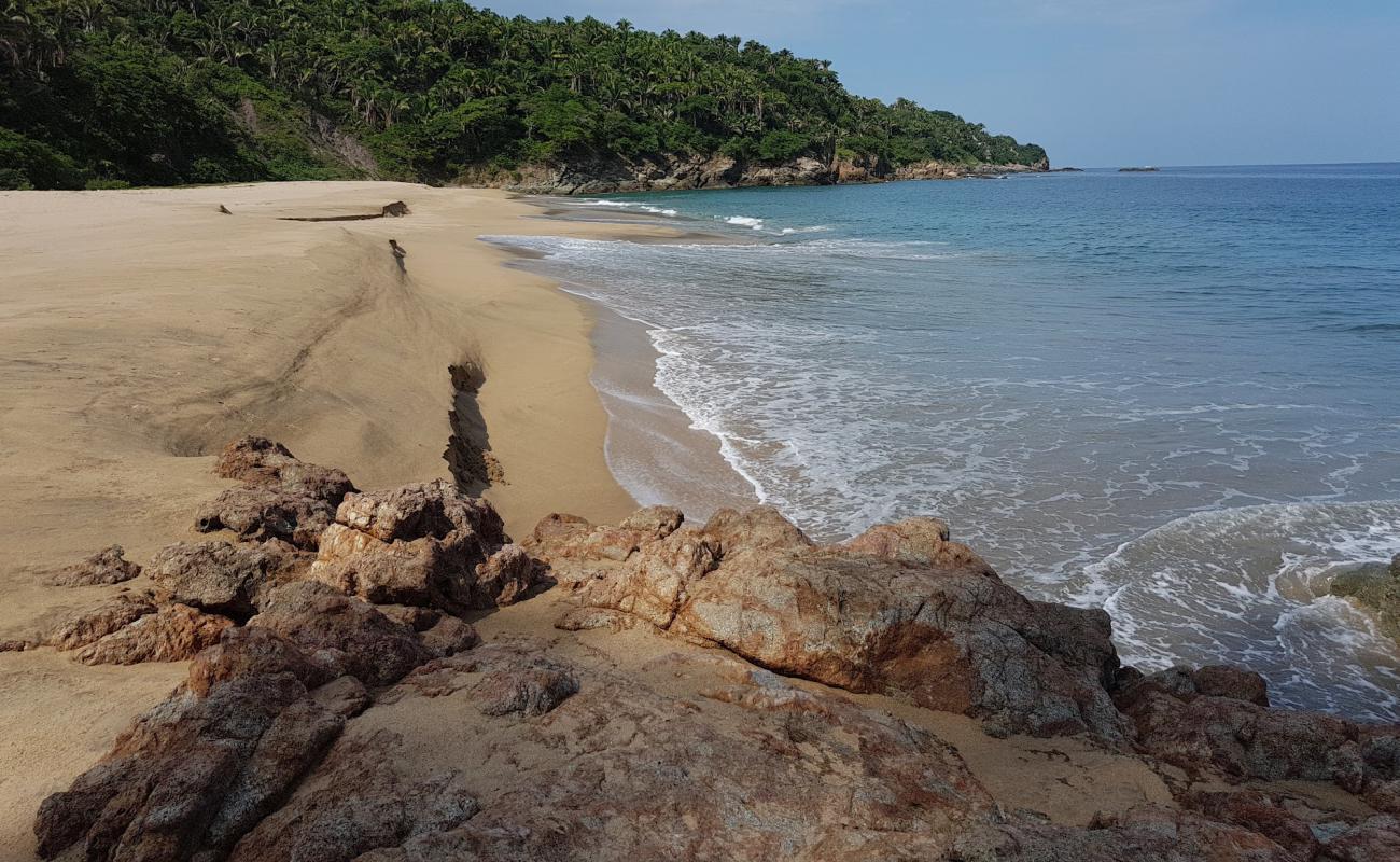 Foto de Barro beach con brillante arena fina superficie