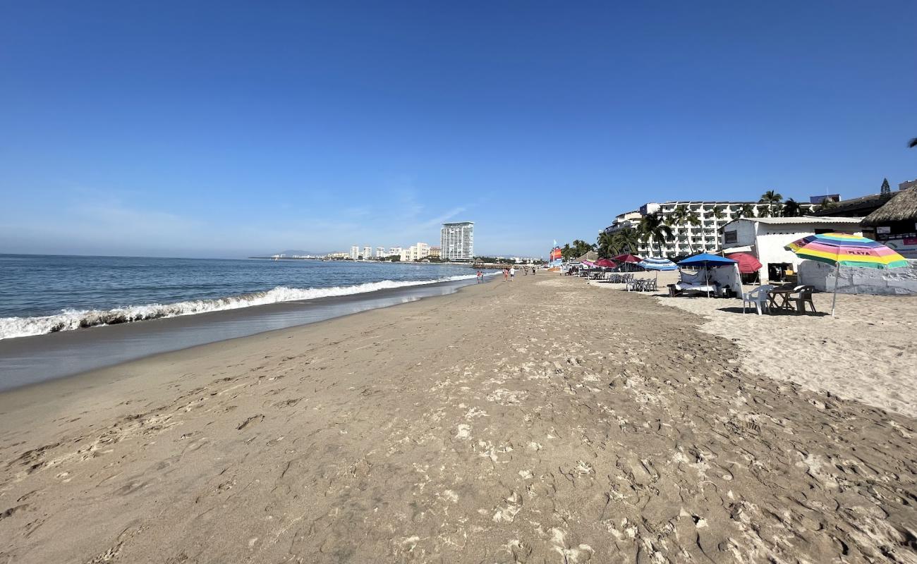 Foto de Playa de Oro con arena gris superficie