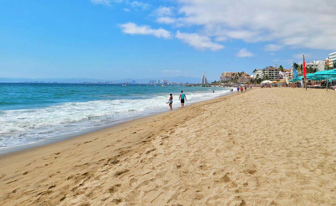 Foto de Los Muertos beach con brillante arena fina superficie