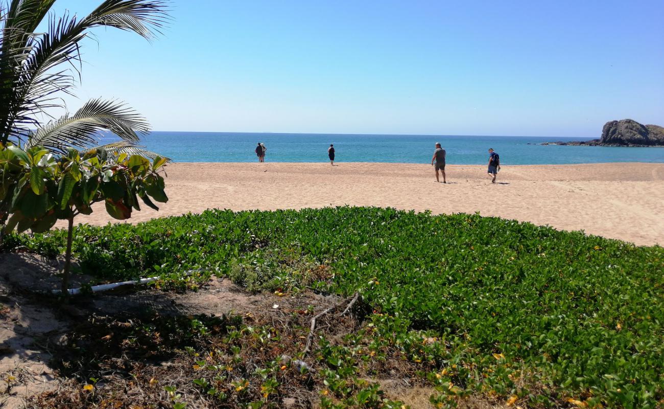 Foto de Tecuan beach con arena gris superficie