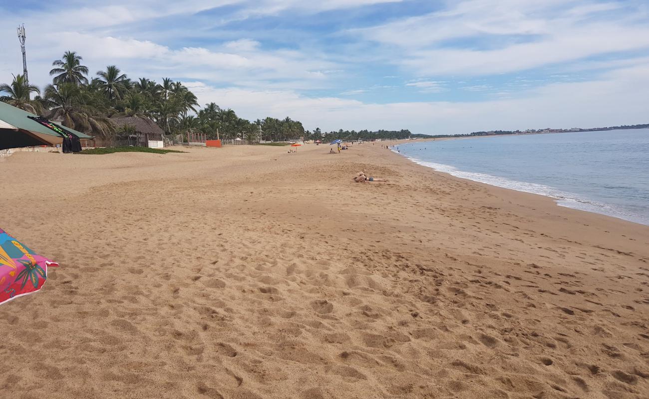 Foto de Playa De Melaque con arena fina oscura superficie