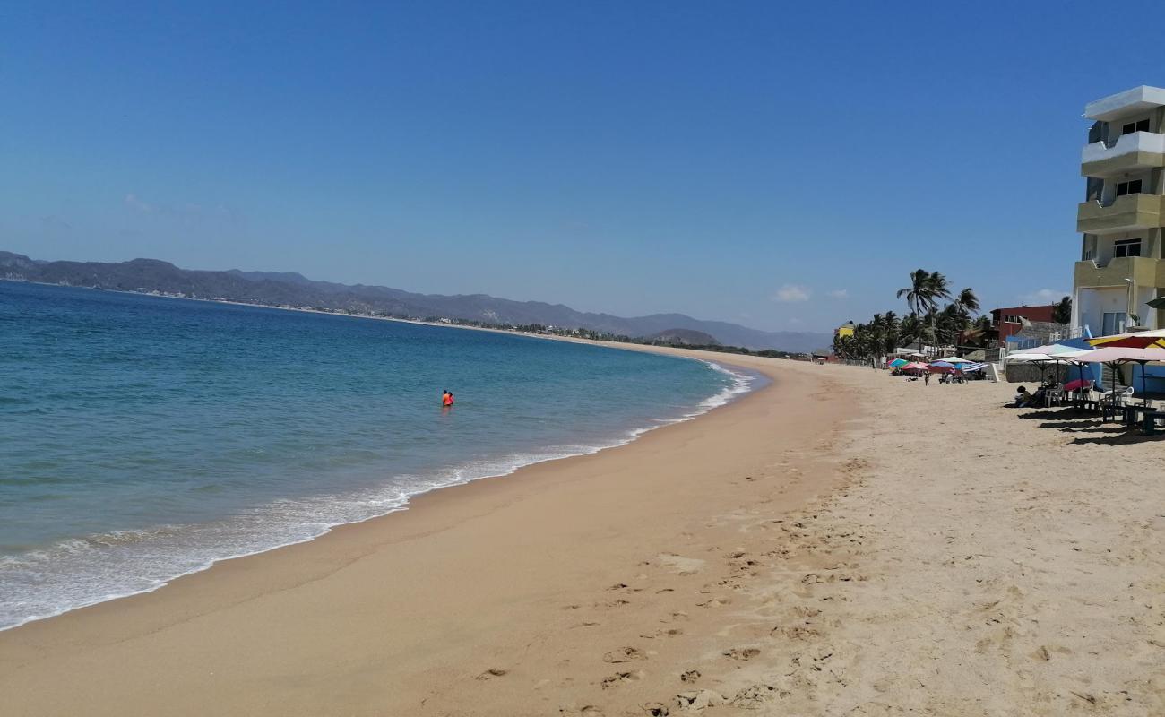 Foto de Playa Navidad con arena oscura superficie