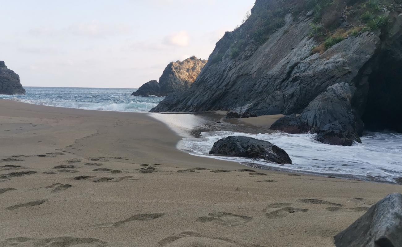 Foto de Playa Cocos con arena fina oscura superficie