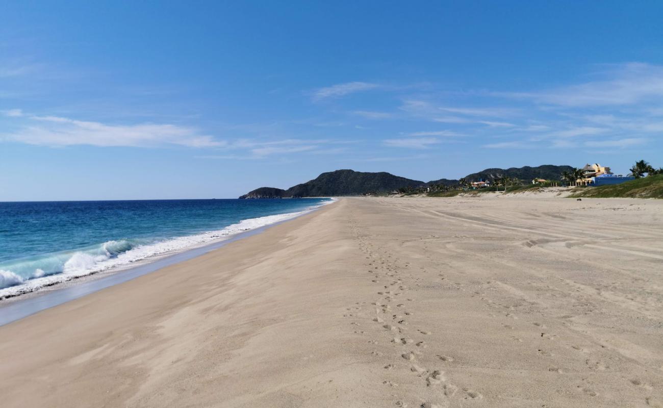 Foto de Playa el Coco II con arena fina oscura superficie