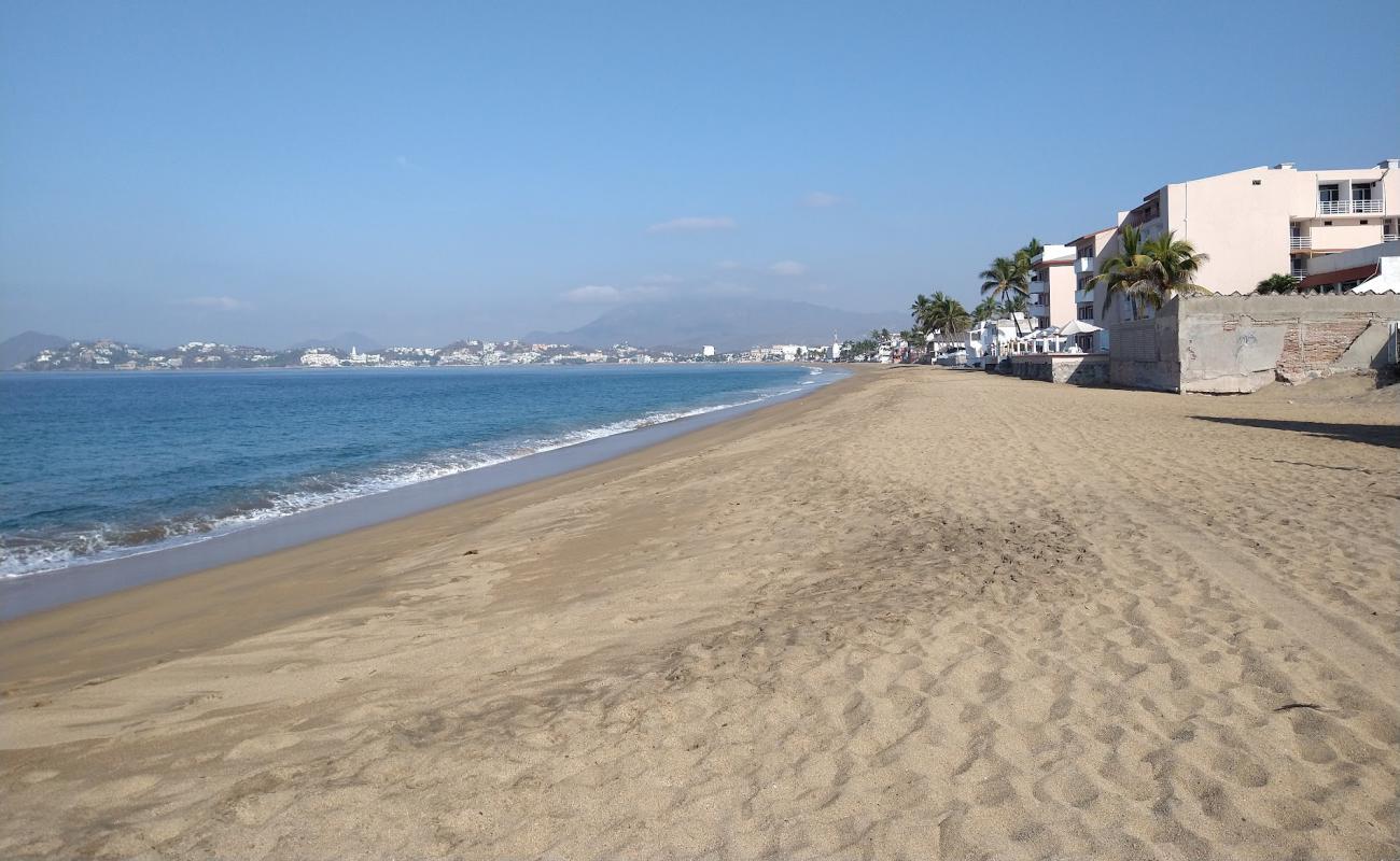 Foto de Playa Salagua con arena oscura superficie