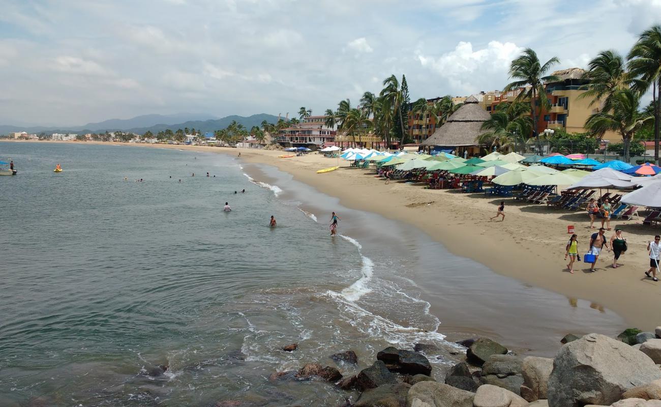 Foto de Playa Las Brisas con arena oscura superficie