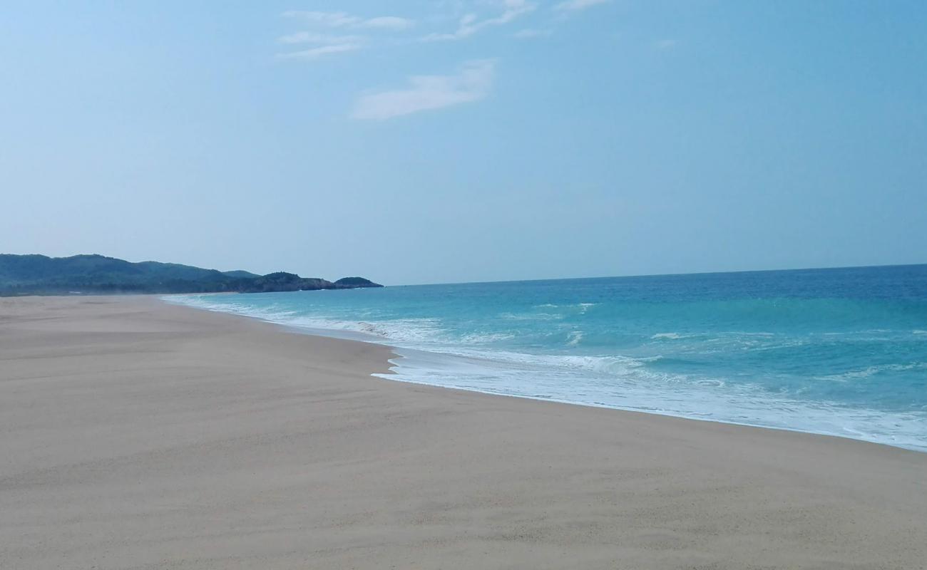 Foto de Colola Beach con arena brillante superficie