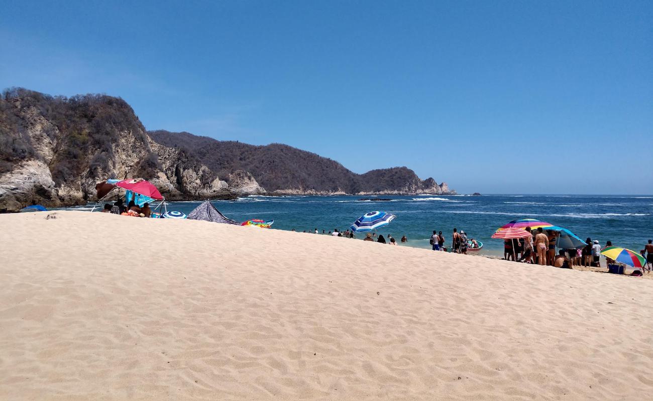 Foto de Playa Careyitos con brillante arena fina superficie