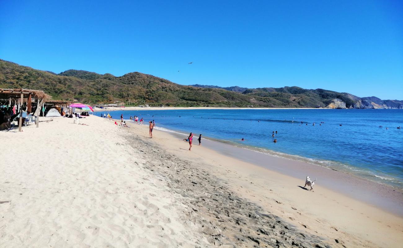 Foto de Playa Maruata con brillante arena fina superficie