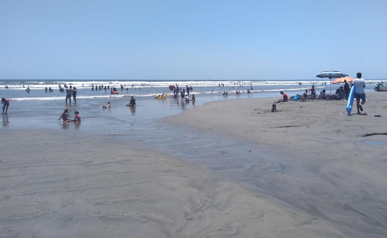 Foto de Playa las Peñitas con arena oscura superficie