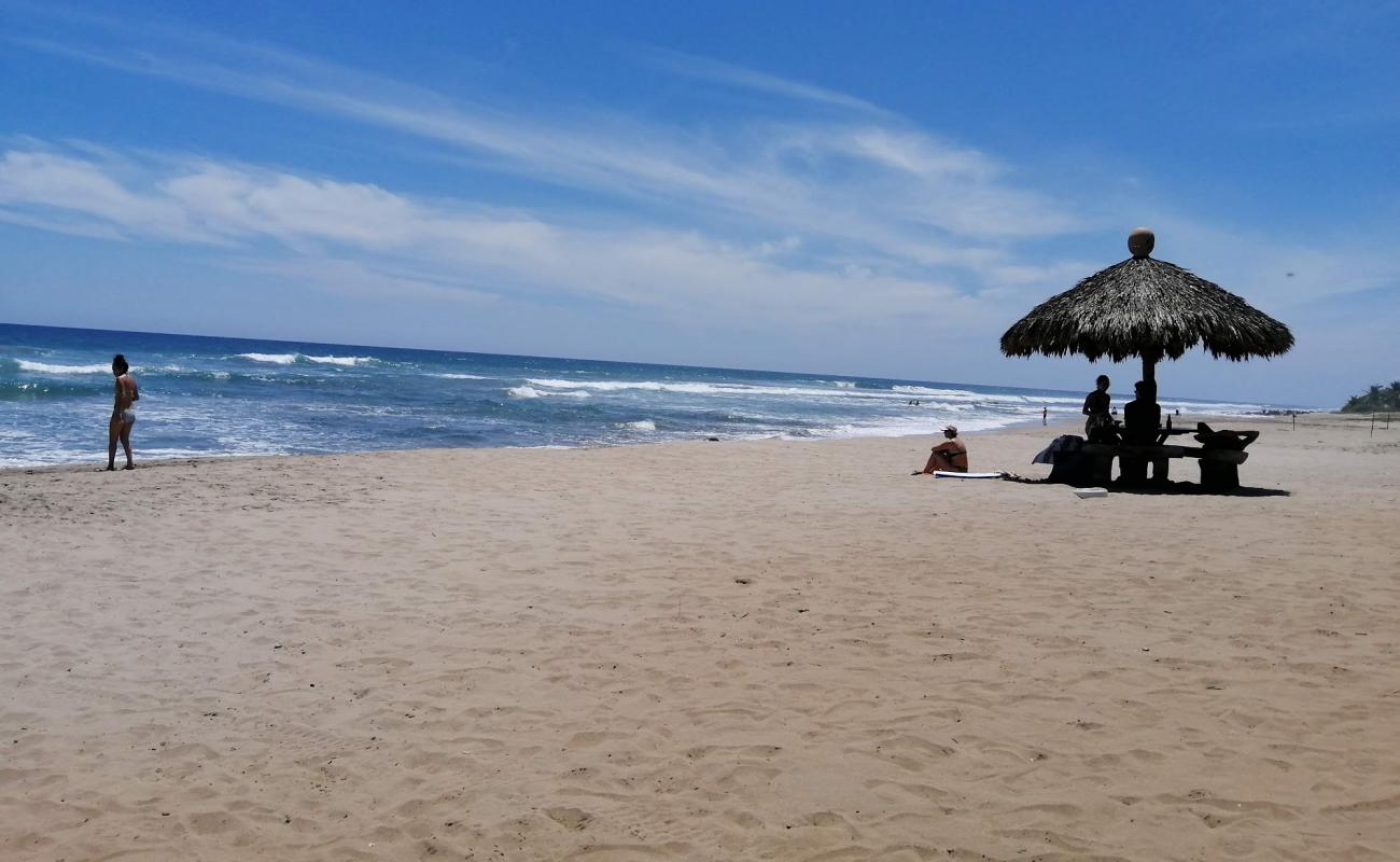 Foto de Playa Majahua con arena oscura superficie