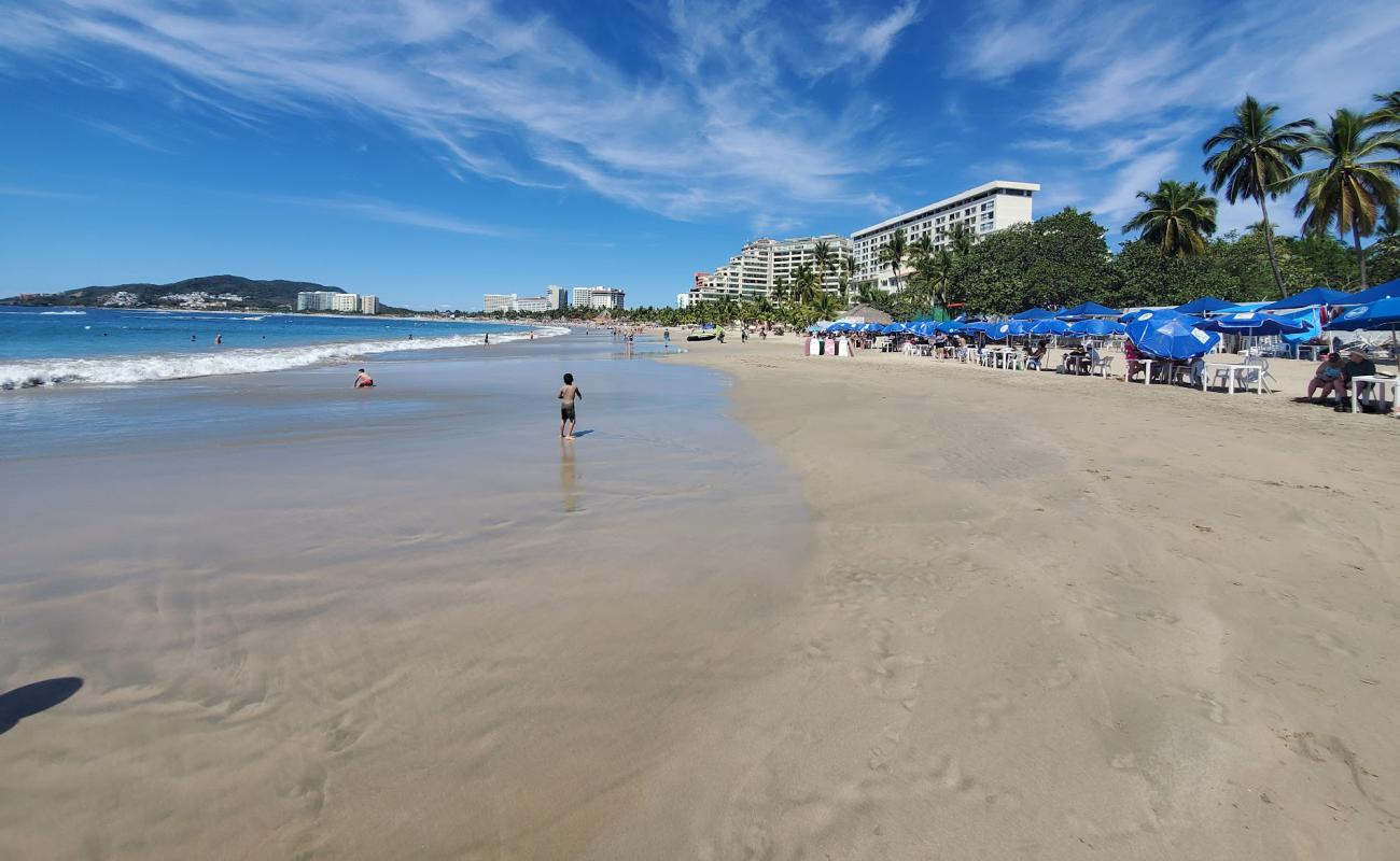 Foto de La Cucaracha beach con brillante arena fina superficie