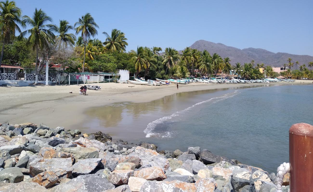 Foto de Zihuatanejo beach con arena gris superficie