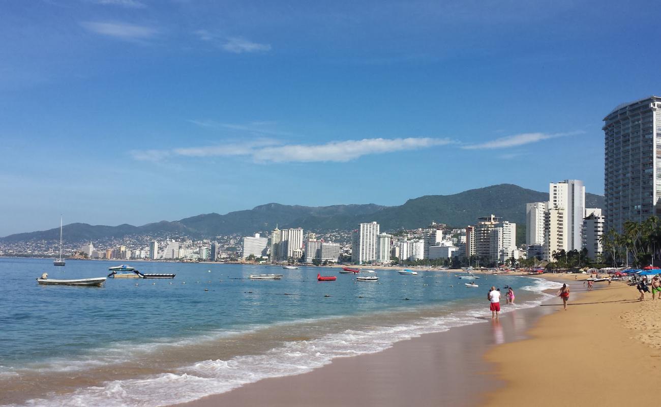 Foto de Playa Cici con guijarro fino claro superficie