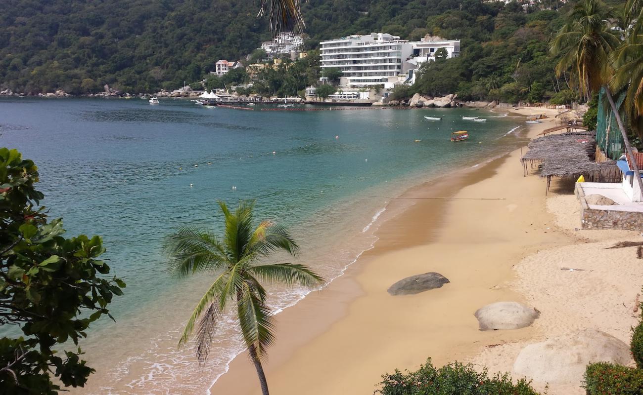 Foto de Playa Pichilingue con brillante arena fina superficie